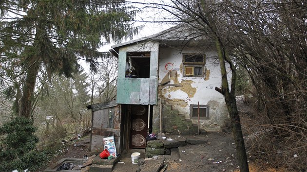 Bval zahrdksk kolonie hned vedle stavby nkupnho centra je vybydlen. Nvtvnk tady v bujn vegetaci nhle uvid ruiny chatek a domk, torza zd, obsypan przdnmi lahvemi a sklenicemi i celmi pytli z kontejner na odpad.