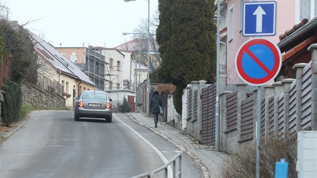 Po obou stranch ulice Dlouh stezka se od rekonstrukce Brnnskho mostu ned zaparkovat.