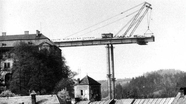 Archivní snímek ukazuje, jak stavba dálničního mostu ve Velkém Meziříčí i s využitím pomocných pilířů postupovala.
