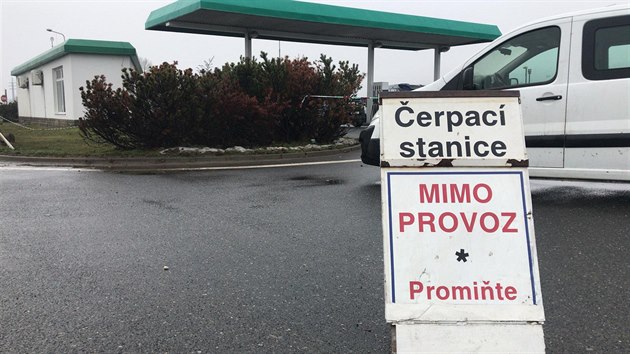 V �erpac� stanici na M�lnicku zem�ela po loupe�n�m p�epaden� prodava�ka (3.12.2018)