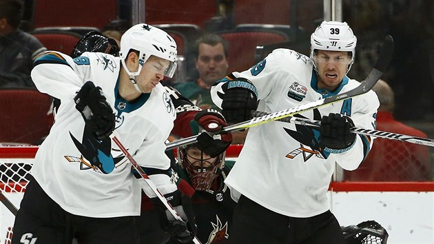 Brank Arizony Adin Hill nem zrovna ideln vhled, ped nm clon Tom Hertl (vlevo) a Logan Couture ze San Jose.