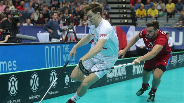 Tom Ondrušek brání švýcarského protivníka v utkání o bronz na mistrovství světa v Praze.