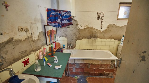 Koupelna byla ped rekonstrukc v katastroflnm stavu.