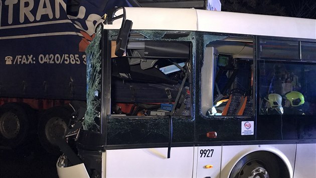 V pražských Horních Počernicích se srazil autobus s nákladním autem. (3. prosince 2018)
