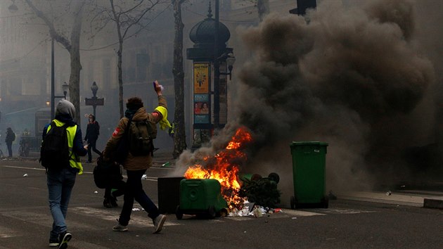 Příznivci hnutí žlutých vest po celé Francii znovu vyšli do ulic, při protestech v Paříži zapalovali věci a rabovali. (8. prosince 2018)