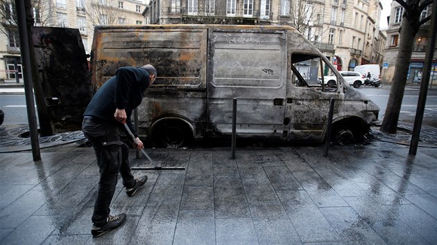 Příznivci hnutí žlutých vest po celé Francii znovu vyšli do ulic, při protestech v Bordeaux zapalovali věci a rabovali. (8. prosince 2018)
