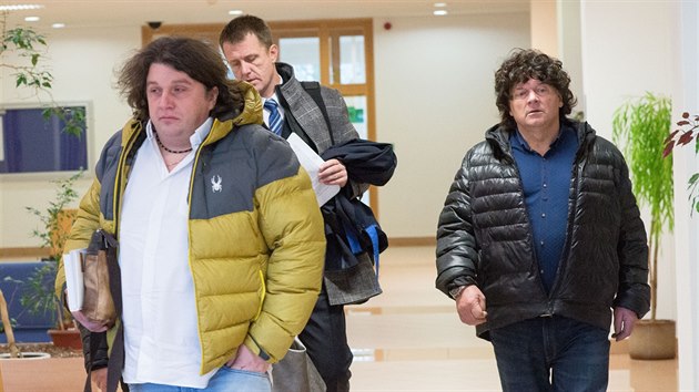 Obžalovaní Tomáš (vlevo) a Vladimír Žeravíkovi u zlínského soudu.