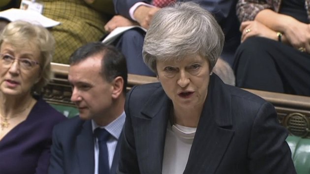 Britská premiérka Theresa Mayová hovoří v parlamentu. (5. 12. 2018)