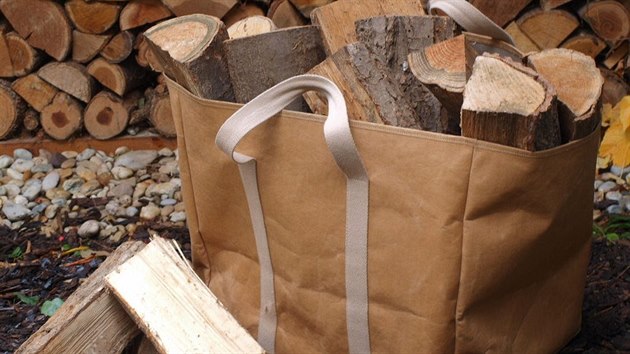 Taška speciálně na dřevo je vyrobená z papíru, který je impregnovaný přírodním voskem pro větší pevnost a hladký povrch.