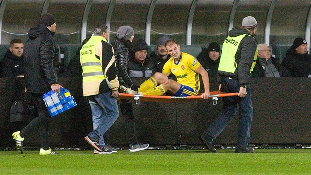 Zlnsk fotbalista Josef Hnanek opout hit na nostkch.