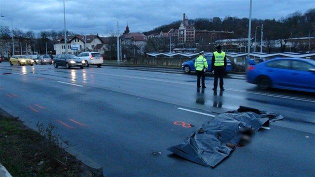Chodkyně nepřežila střet s autem na silnici v Braníku. (4.12.2018)