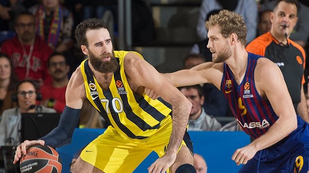 Gigi Datome (vlevo) z Fenerbahce to kolem Jaky Blaie z Barcelony.