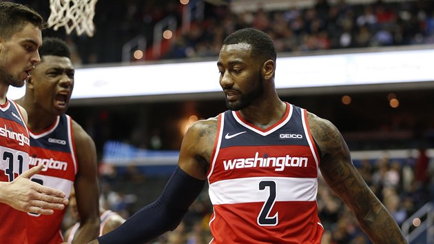 Tom Satoransk, Thomas Bryant a John Wall (zleva) se raduj z trefy Washingtonu.