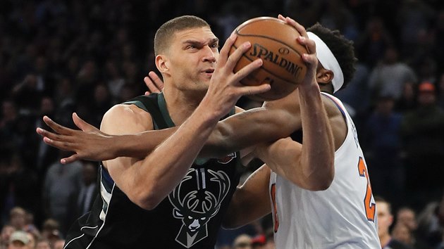 Brook Lopez (u me) z Milwaukee se tla kolem Mitchella Robinsona z New Yorku.