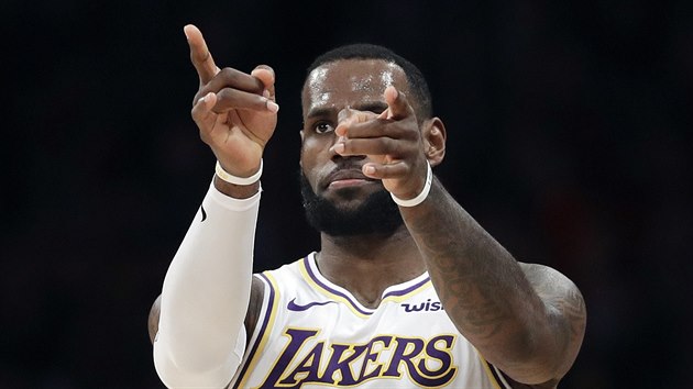 LeBron James (23) z LA Lakers oslavuje svou tkou trefu s faulem do koe Phoenixu.