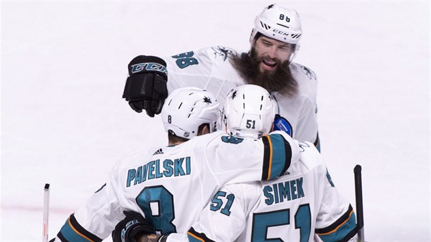 Brent Burns (nahoe), Radim imek (vpravo) a Joe Pavelski ze San Jose oslavuj gl proti Montrealu.