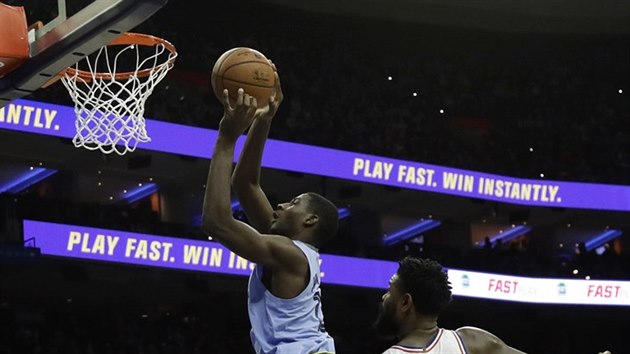 Jaren Jackson Jr. z Memphisu stoup ke koi Philadelphie mezi Amirem Johnsonem (5) a Benem Simmonsem (25).