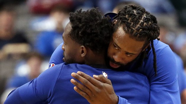 DeAndre Jordan (vpravo) z Dallasu se zdrav s Patrickem Beverleym z LA Clippers.