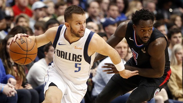 J. J. Barea (vlevo) z Dallasu to kolem Patricka Beverleyho z LA Clippers.