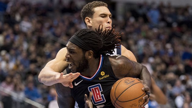 Montrezl Harrell (v ernm) z LA Clippers unik Dwightu Powellovi z Dallasu.