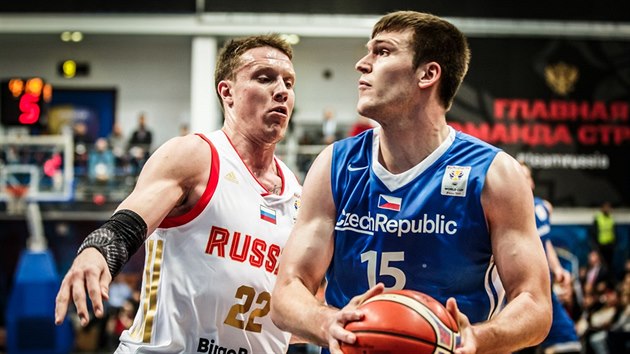 esk basketbalista Martin Peterka (vpravo) to v duelu s Ruskem kolem Dmitrije Kulagina.