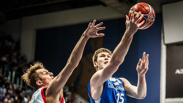 esk basketbalista Martin Peterka (vpravo) to v duelu s Ruskem kolem Vladimira Ivleva.