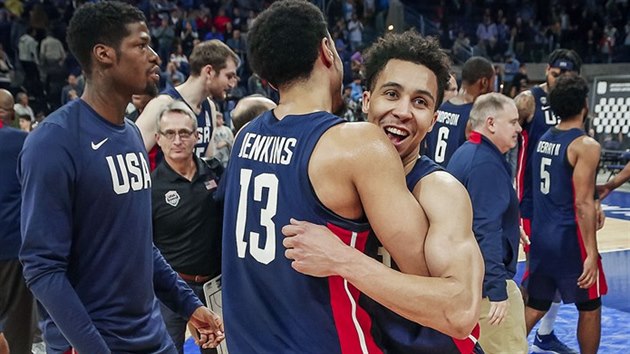 John Jenkins (13) a Travis Trice slav vhru americkho tmu nad Uruguay a postup na finlov turnaj mistrovstv svta.