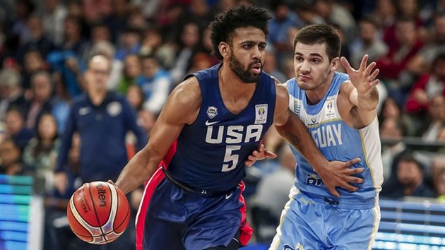 Americk rozehrva Joel Berry II. (vlevo) obchz Luciana Parodiho z Uruguaye.