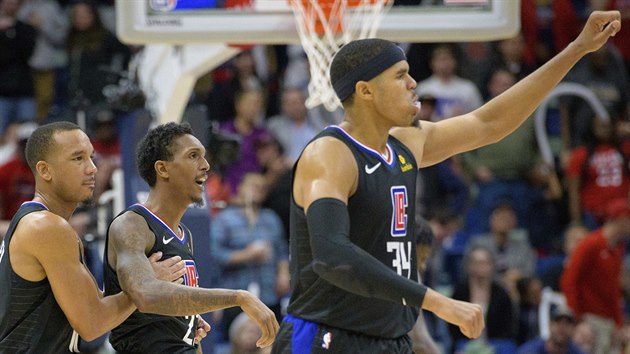 Avery Bradley, Lou Williams a Tobias Harris (zleva) slav spch LA Clippers proti New Orleans.