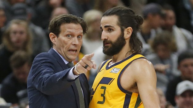 Quin Snyder, kou Utahu, upozoruje Rickyho Rubia.