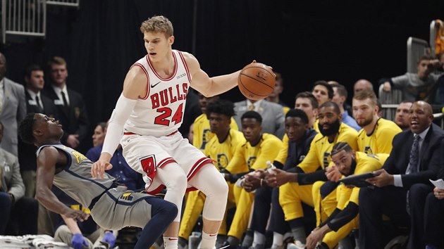 Lauri Markkanen (v blm) z Chicaga posl k zemi brncho Darrena Collisona z Indiany.