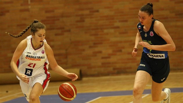 Nymbursk basketbalistka Nikola Dvokov (v blm) unik Marue Seniarov z Celje.