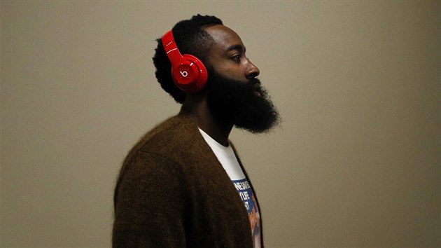 James Harden z Houstonu jde do zpasu s Utahem.