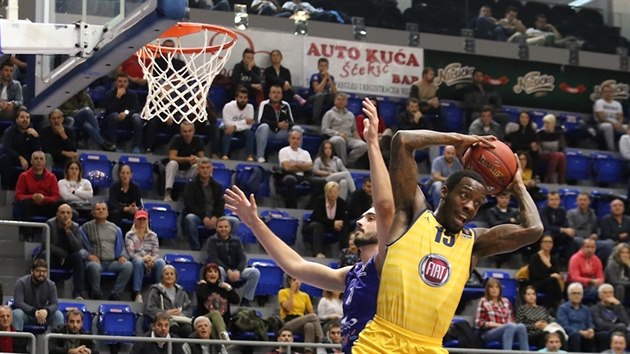 Tyshawn Taylor z Fiatu Turn doskoil v zpase s Mornarem Bar.