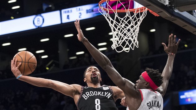 Spencer Dinwiddie (8) z Brooklynu m��� ke ko�i Toronta kolem Pascala Siakama.