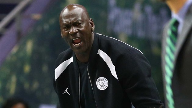 Michael Jordan, majitel Charlotte Hornets, hecuje sv mue v zpase s Denver Nuggets.