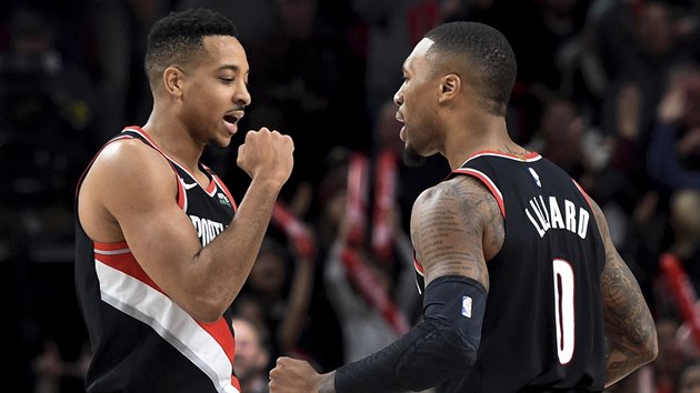 C. J. McCollum (vlevo) a Damian Lillard oslavuj spch Portlandu.