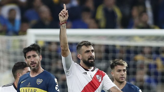 Lucas Pratto z River Plate oslavuje svj gl proti Boce Juniors.