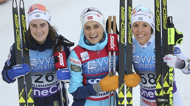 Norsk bkyn na lych Therese Johaugov (uprosted) ovldla volnou destku v Lillehammeru, druh skonila Ebba Anderssonov (vlevo) ze vdska, tet pak jej krajanka Charlotte Kallaov.