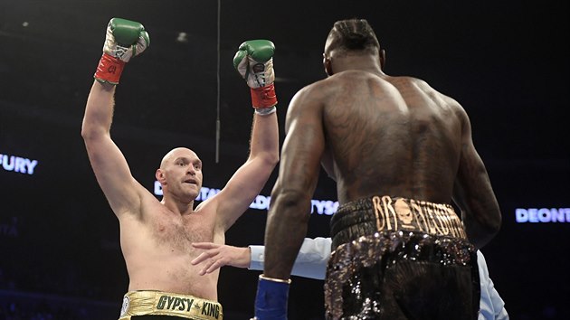 Momentka z duelu boxer Deontaye Wildera (zdy) a Tysona Furyho v Los Angeles.