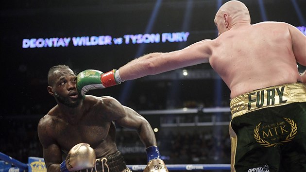 Momentka z duelu boxer Deontaye Wildera (vlevo) a Tysona Furyho v Los Angeles.