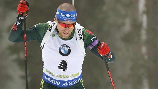 Německý biatlonista Erik Lesser na trati vytrvalostního závodu ve slovinské Pokljuce.