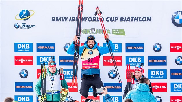 Francouzsk biatlonista Martin Fourcade slav triumf ve vytrvalostnm zvodu ve slovinsk Pokljuce.