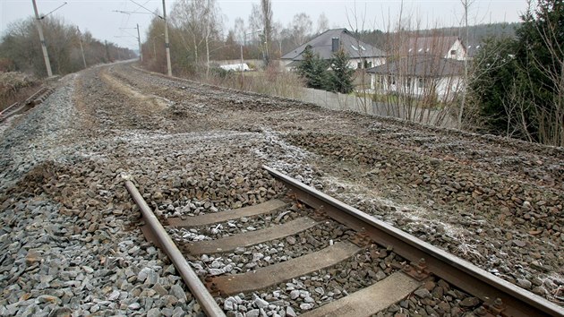 Vytrhávání kolejí na staré pražské trati mezi Plzní a Chrástem. Kolejiště se výhledově promění v cyklostezku. (29. listopadu 2018)