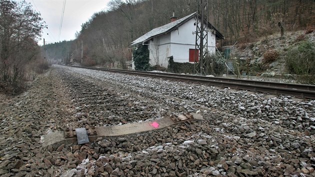 Vlak s cestujcmi, kter jako prvn projel nejdelm elezninm tunelem v esk republice, neuel zjmu fotograf. (16. listopadu 2018)