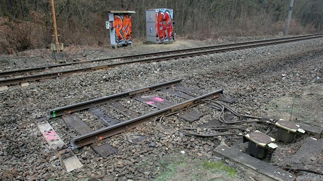 Vytrhávání kolejí na staré pražské trati mezi Plzní a Chrástem. Kolejiště se výhledově promění v cyklostezku. (29. listopadu 2018)