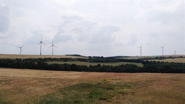 Pohled na větrné elektrárny u Rusové na trati 137 Chomutov - Vejprty