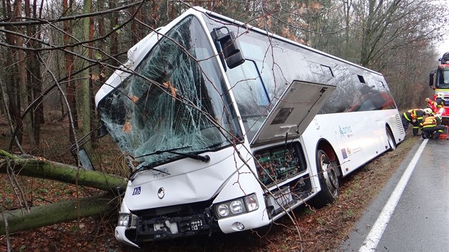 Hasii vyjdli v ter rno na Opavsku k nehod autobusu. Museli jej vyprostit z pkopu.