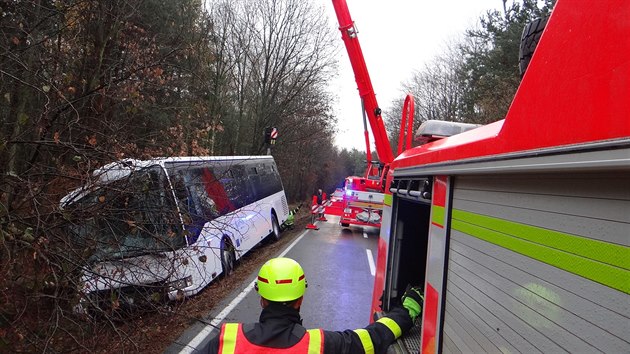 Hasii vyjdli v ter rno na Opavsku k nehod autobusu. Museli jej vyprostit z pkopu.