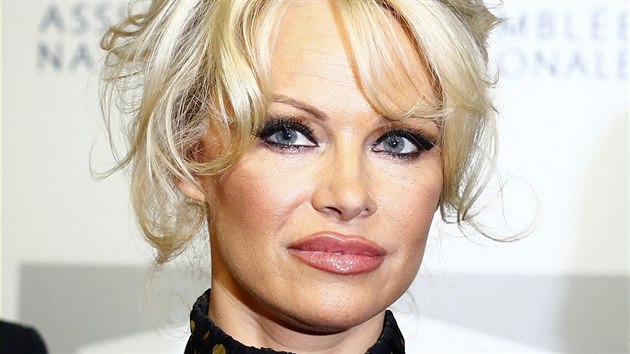 Pamela Andersonová (Paříž, 19. ledna 2016).